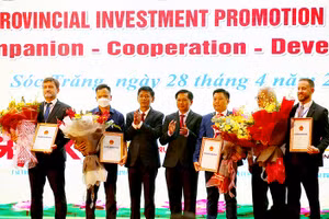 Lãnh đạo tỉnh Sóc Trăng trao giấy phép cho các dự án đầu tư ký kết năm 2022.