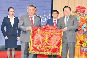 Ủy ban Quản lý vốn nhà nước tại doanh nghiệp tặng cờ đơn vị xuất sắc dẫn đầu phong trào thi đua cho EVNHCMC. Ảnh: EVNHCMC