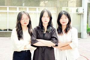 Các thành viên dự án "Hệ thống phát hiện bệnh cây trồng ứng dụng trí tuệ nhân tạo và trạm đo đa năng".