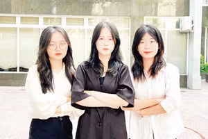 Các thành viên dự án "Hệ thống phát hiện bệnh cây trồng ứng dụng trí tuệ nhân tạo và trạm đo đa năng".