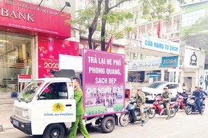 Lực lượng chức năng phường Thành Công, quận Ba Đình ra quân xử lý vi phạm trật tự đô thị.