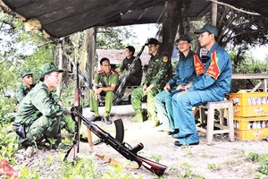 Lực lượng liên ngành tỉnh Long An tuần tra tại các địa điểm, khu vực biên giới "nóng" về buôn lậu. (Ảnh THANH PHONG) 