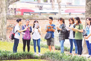 Các thành viên của HanoiKids chia sẻ kiến thức, kinh nghiệm tại Văn Miếu-Quốc Tử Giám để có thể thực hiện công việc dẫn tour tốt hơn.