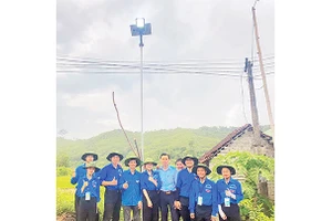 Công trình thanh niên "Đèn năng lượng mặt trời" hoàn thành giúp người dân xã Mậu Đức đi lại vào buổi tối dễ dàng hơn.