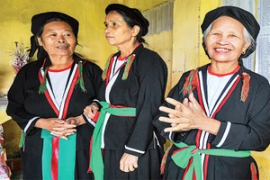 Các cụ già dân tộc Sán Dìu hào hứng hát soọng cô. (Ảnh: THÀNH ĐẠT)