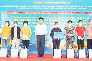 Liên đoàn Lao động quận Bình Tân tặng các suất quà hỗ trợ công nhân lao động bị bệnh hiểm nghèo trong Tháng Công nhân.