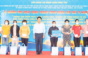 Liên đoàn Lao động quận Bình Tân tặng các suất quà hỗ trợ công nhân lao động bị bệnh hiểm nghèo trong Tháng Công nhân.