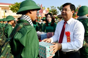 Ủy viên Trung ương Đảng, Bí thư Tỉnh ủy Kiên Giang Nguyễn Tiến Hải tặng quà, động viên thanh niên nhập ngũ. (Ảnh: PHƯƠNG VŨ)