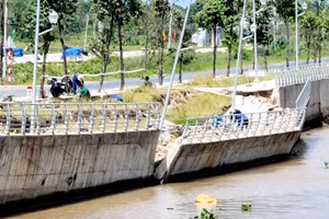 Hiện trường bờ kè sạt lở sau hơn 5 tháng đưa vào sử dụng.