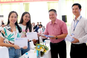 Lãnh đạo Trường đại học Kiên Giang trao quà mừng Tết cổ truyền cho sinh viên.