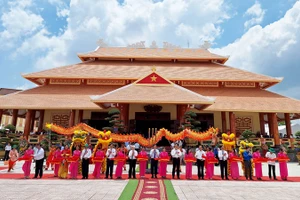 Phó Thủ tướng Chính phủ Lê Minh Khái, cùng lãnh đạo các bộ, ban, ngành Trung ương và địa phương cắt băng khánh thành Đền thờ Anh hùng Liệt sỹ, lực lượng vũ trang nhân dân và thanh niên xung phong hy sinh trên Tuyến đường 1C tại huyện Giang Thành.