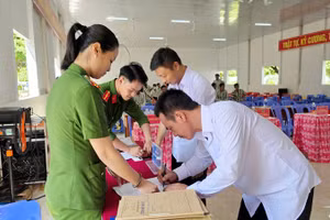Cán bộ Trại giam Kênh 7 làm thủ tục cho người được đặc xá trước khi trở về tái hoà nhập cộng đồng. (Ảnh: VĂN VŨ)