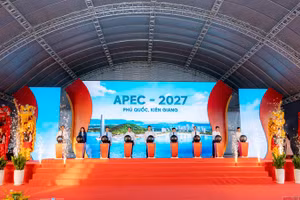 Phó Thủ tướng Chính phủ Trần Hồng Hà và nguyên lãnh đạo Đảng, Nhà nước, lãnh đạo bộ, ngành Trung ương thực hiện nghi thức phát động chuẩn bị Tuần lễ cấp cao APEC 2027.