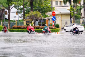 Nhiều tuyến lộ trong nội ô thành phố Rạch Giá, tỉnh Kiên Giang bị ngập cục bộ. 