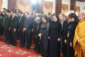 Các đại biểu dành một phút mặc niệm tưởng nhớ Tổng Bí thư Nguyễn Phú Trọng.
