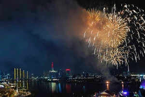 Màn bắn pháo hoa rực rỡ trong đêm 30/4 tại Thành phố Hồ Chí Minh. (Ảnh Dũng Phương).