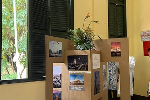 Du khách tham quan trụ sở Hội đồng nhân dân - Ủy ban nhân dân Thành phố Hồ Chí Minh.