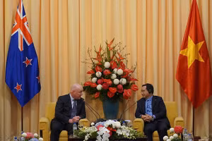 Thủ tướng New Zealand Christopher Luxon hội kiến với Chủ tịch Ủy ban nhân dân Thành phố Hồ Chí Minh Nguyễn Văn Được.