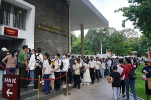 Du khách xếp hàng mua vé tham quan Di tích lịch sử Dinh Độc Lập trong dịp Lễ 2/9 năm nay. (Ảnh Thế Anh).