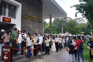 Du khách xếp hàng mua vé tham quan Di tích lịch sử Dinh Độc Lập trong dịp Lễ 2/9 năm nay. (Ảnh Thế Anh).