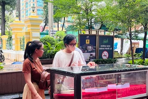 Người dân tham quan các tác phẩm trưng bày tại Đường sách Thành phố.