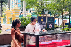 Người dân tham quan các tác phẩm trưng bày tại Đường sách Thành phố.