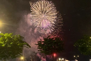 Pháo hoa rực rỡ ở trung tâm Thành phố Hồ Chí Minh. (Ảnh: MẠNH LINH)