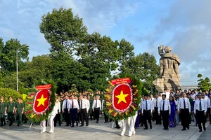 Đoàn đại biểu Thành phố Hồ Chí Minh dâng hương, dâng hoa tại Nghĩa trang liệt sĩ thành phố.