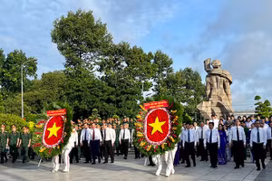 Đoàn đại biểu Thành phố Hồ Chí Minh dâng hương, dâng hoa tại Nghĩa trang liệt sĩ thành phố.