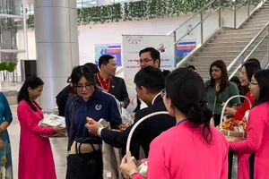 Những vị khách quốc tế đầu tiên đến Thành phố Hồ Chí Minh trong năm 2024.