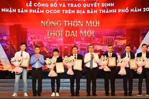Trao quyết định công nhận sản phẩm OCOP trên địa bàn Thành phố Hồ Chí Minh năm 2023. (Ảnh: Quốc Thanh)