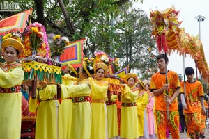 Người dân Bình Đà rước lễ vật ra Đình Nội.