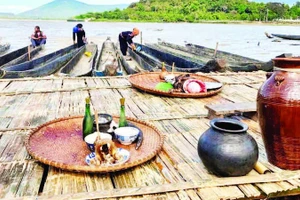  Lễ vật cúng hạ thủy thuyền độc mộc của người M'nông.