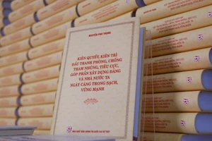 Cuốn sách "Kiên quyết, kiên trì đấu tranh phòng, chống tham nhũng, tiêu cực, góp phần xây dựng Đảng và Nhà nước ta ngày càng trong sạch, vững mạnh" của Tổng Bí thư Nguyễn Phú Trọng. (Ảnh" VTV)