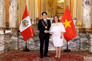 Tổng thống Peru trao tặng Huân chương “Mặt trời Peru” cấp Đại Thập tự cho Chủ tịch nước Lương Cường.