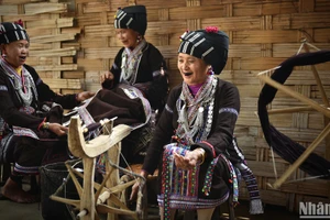 Nghề dệt thổ cẩm truyền thống của người Lự ở Lai Châu.