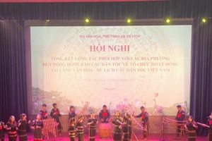 Văn nghệ chào mừng hội nghị. 