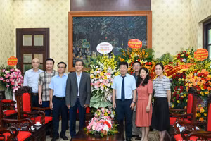 Thứ trưởng Tư pháp Nguyễn Khánh Ngọc tặng hoa chúc mừng Báo Nhân Dân nhân dịp kỷ niệm 98 năm Ngày Báo chí cách mạng Việt Nam. (Ảnh: DUY LINH) 