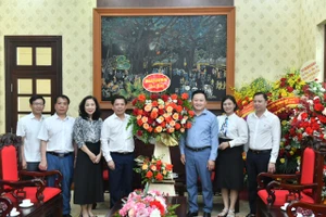 Đồng chí Nguyễn Văn Thể, Ủy viên Trung ương Đảng, Bí thư Đảng ủy Khối các cơ quan Trung ương tặng hoa chúc mừng Báo Nhân Dân nhân dịp kỷ niệm 98 năm Ngày Báo chí cách mạng Việt Nam. (Ảnh: ĐĂNG KHOA) 
