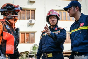 Đại tá Nguyễn Minh Khương (ở giữa) trao đổi với đại diện đoàn cứu nạn, cứu hộ quốc tế tại Myanmar. 