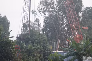 Cẩu một phần trụ bê-tông tại hiện trường chiều 19/1.