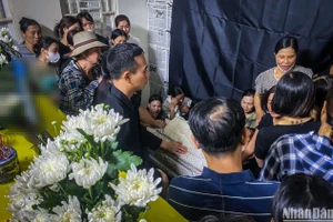 Nỗi đau của những người ở lại... (Ảnh: Thành Đạt)