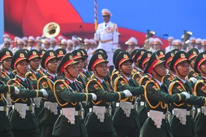 Khối sĩ quan lục quân tiến qua lễ đài. (Ảnh: DUY LINH)