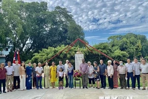 Đại sứ Việt Nam tại Cuba Lê Thanh Tùng cùng các cán bộ và người dân địa phương yêu mến Việt Nam và ngưỡng mộ Hồ Chủ tịch đã dâng hoa và kính cẩn nghiêng mình tưởng nhớ Bác. (Ảnh: Mai Phương/TTXVN)