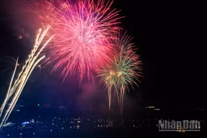 Pháo hoa chào năm mới 2025 tại Hà Nội. (Ảnh THÀNH ĐẠT)