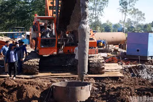 Đất được lấy ra chung quanh cọc bê-tông sẽ làm giảm đáng kể áp lực, tạo thuận lợi cho việc rút cọc dự kiến sẽ diễn ra trong chiều nay, 3/1.