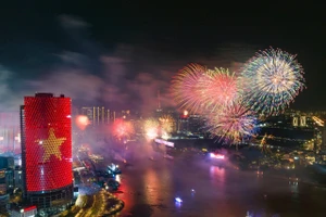 [Ảnh] Pháo hoa rực sáng bầu trời Thành phố Hồ Chí Minh 50 năm sau ngày Giải phóng