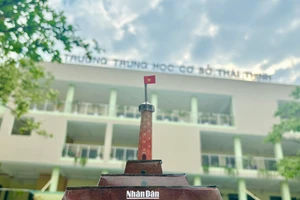 Cắt ghép mô hình Cột cờ Hà Nội từ Báo Nhân Dân: Lan tỏa tình yêu lịch sử đất nước 