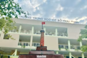 Cắt ghép mô hình Cột cờ Hà Nội từ Báo Nhân Dân: Lan tỏa tình yêu lịch sử đất nước 