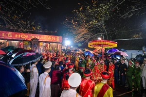 [Ảnh] Hàng nghìn du khách đội mưa, trắng đêm dự lễ khai ấn đền Trần 